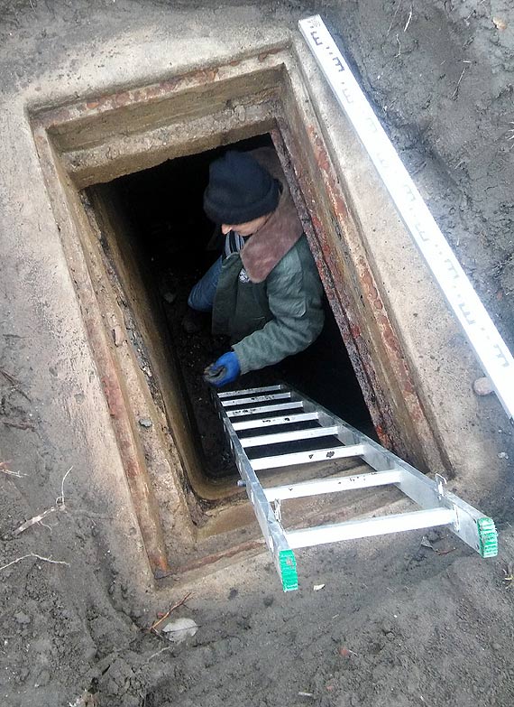 Odkrył że koło domu ma ponad 70 letni bunkier! Zobacz co znalazł w środku!