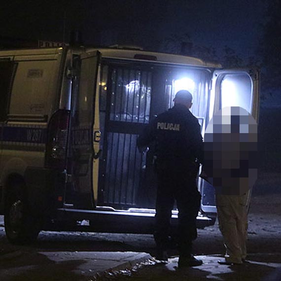 Wpadli, bo wygldali na podejrzanych! Okazao si, e w kradzionym samochodzie podruje poszukiwany mczyzna
