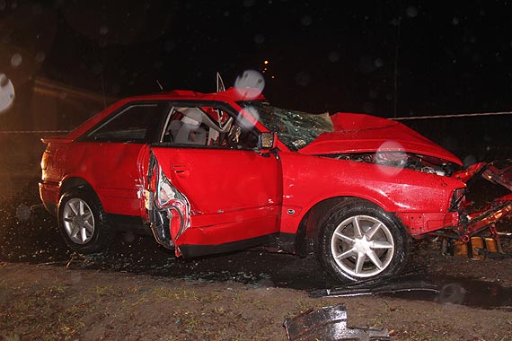 Kierowca Audi 80 w stanie ciężkim trafił do szpitala w Gryficach