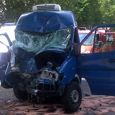 Tragiczny wypadek. Kierowca zgin po zderzeniu z drzewem