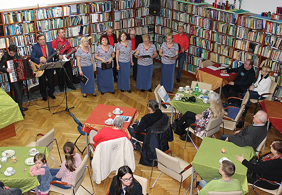 Zimowy wieczór poezji w bibliotece w Międzyzdrojach