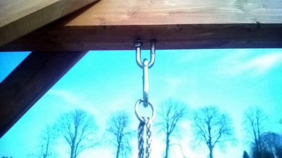 Dziki plac zabaw zagubiony wśród traw...