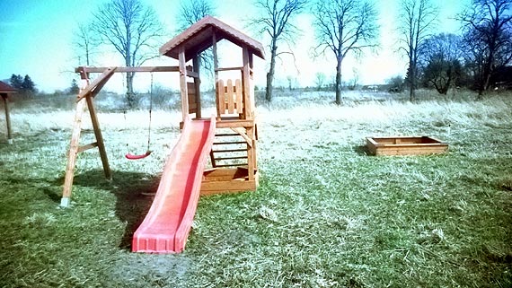 Dziki plac zabaw zagubiony wśród traw...