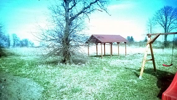 Dziki plac zabaw zagubiony wśród traw...