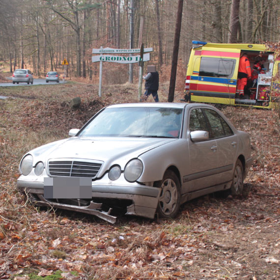 Wypadek przed zjazdem na Grodno 2. Mercedes w rowie