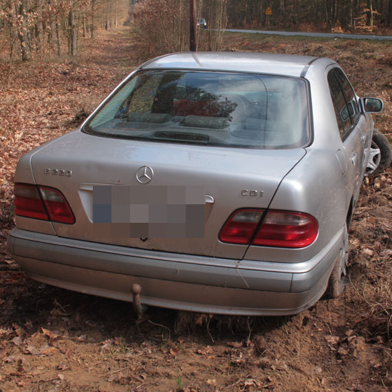 Wypadek przed zjazdem na Grodno 2. Mercedes w rowie