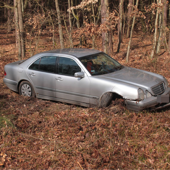 Wypadek przed zjazdem na Grodno 2. Mercedes w rowie