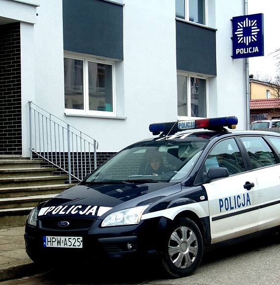 Majc 2,5 promila, wybi szyb w samochodzie ssiada. Gdy zapukali do niego policjanci, prbowa wyskoczy przez okno!