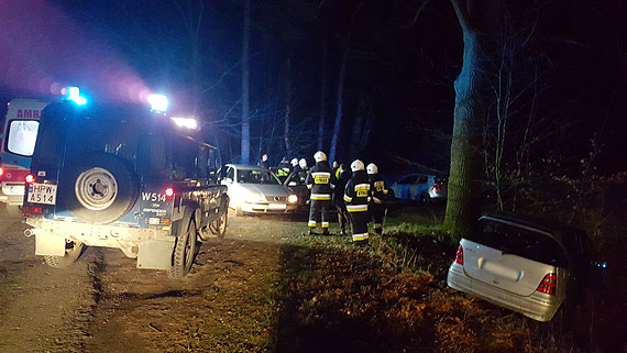 Mercedes gwatownie zjecha na pobocze w okolicach Kalenia