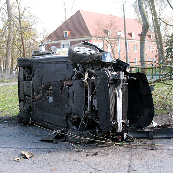 Kolizja drogowa w Dziwnowie – dwa kompletnie rozbite auta