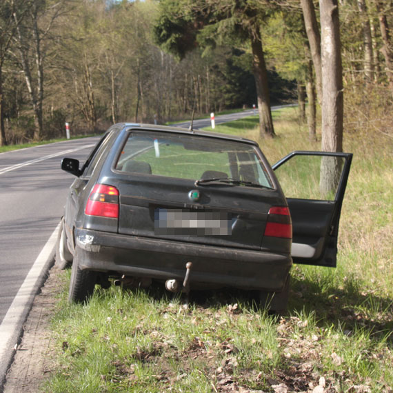 Skasowa znaki drogowe, by potem osi w rowie. Trafi do policyjnego aresztu