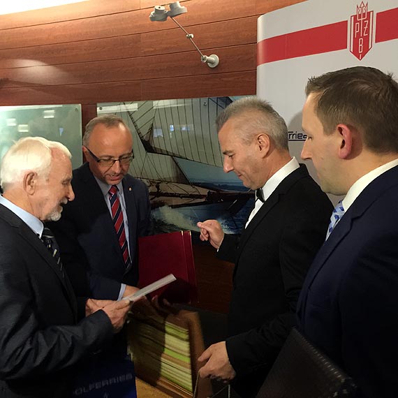 Gala Jubileuszowa z okazji 40-lecia Polskiej �eglugi Ba�tyckiej w Hotelu Aquarius w Ko�obrzegu. Dowiedz si� jakie plany ma P�B! Zobacz film!