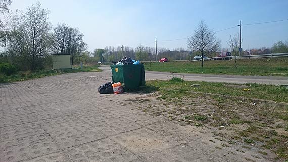 Jest kontener, są śmieci... nie ma służb odpowiedzialnych za porządek
