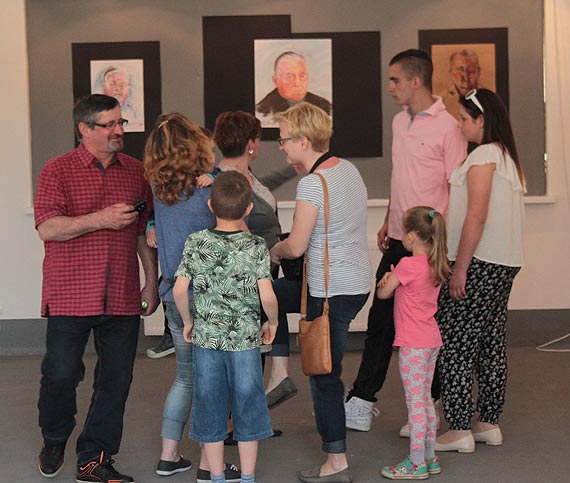 Nasze twarze – Nasze Oblicze wernisaż wystawy Grażyny Czernik w Rozwarowie