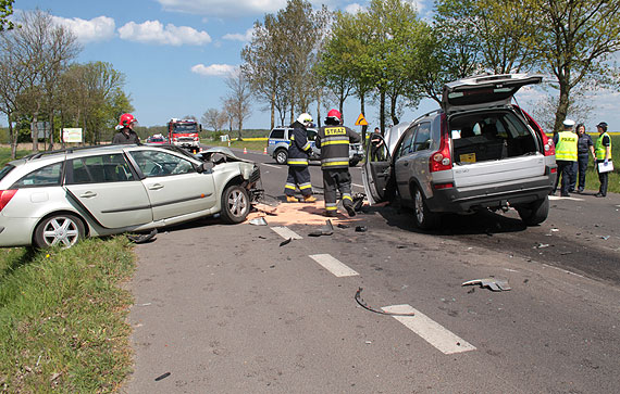 Kraksa trzech osobówek pomiędzy Dziwnowem a Kamieniem. Jedna osoba ranna!