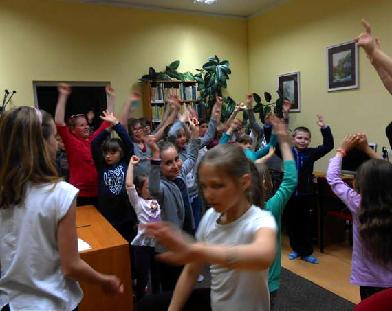 Smocza Noc w kamieńskiej bibliotece. Dzieci wysłuchały opowieści o przyjaznym smoku Pomponie