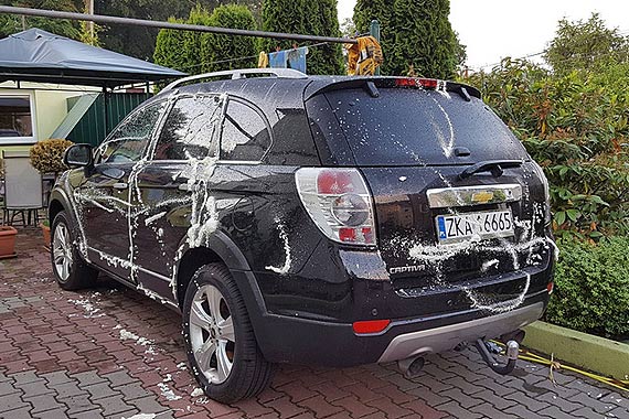 Samochd Iwony Czy - radnej z Midzyzdrojw, zosta w nocy opryskany piank montaow! Komu radna moga nadepn na odcisk?