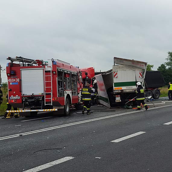 Grony wypadek przed Wolinem! Samochody ciarowe zderzyy si czoowo! Pasaerowie z busa otarli si o mier! Zobacz film!