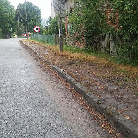 Mieszkacy Skarchowa: Chodnik wstydu szpeci ca okolic! 