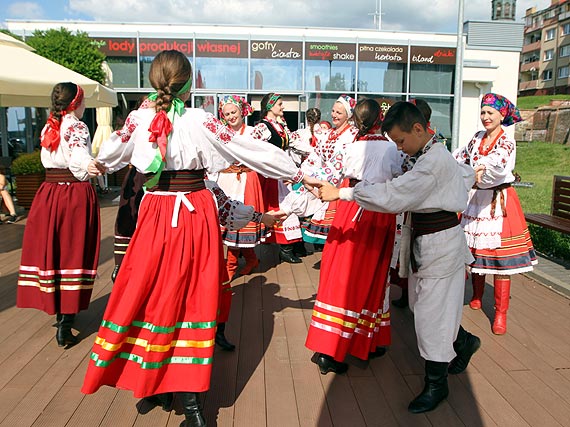 Zespół Folklorystyczny „Perlynka” grał, tańczył i śpiewał na kamieńskich błoniach