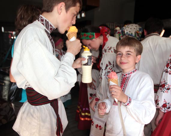 Zespół Folklorystyczny „Perlynka” grał, tańczył i śpiewał na kamieńskich błoniach