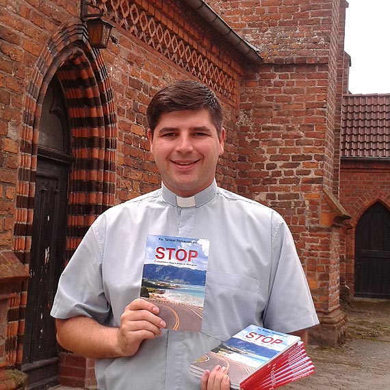 Ksiądz, autostop i książka o tym, jak szukać Boga. Tomasz Romantowski o swoim dzienniku z podróży rekolekcyjnej