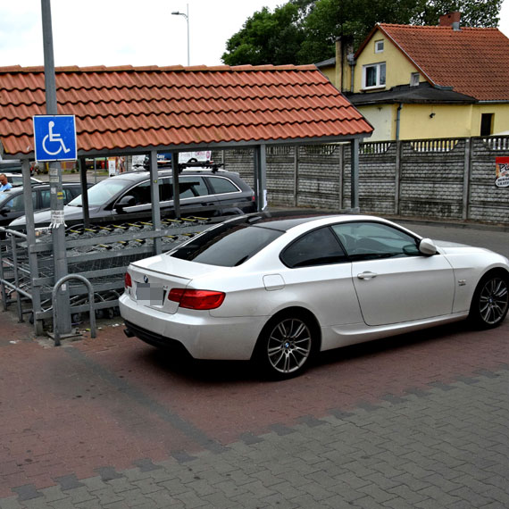 Mieszkaniec: Cwaniak z BMW bezprawnie zaj�� miejsce dla niepe�nosprawnych, a inwalida musia� szuka� miejsca gdzie indziej! 