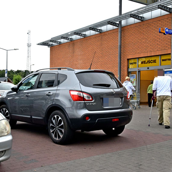 Mieszkaniec: Cwaniak z BMW bezprawnie zajął miejsce dla niepełnosprawnych, a inwalida musiał szukać miejsca gdzie indziej!
