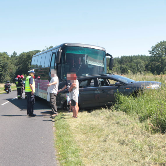 Wypadek autobusu wiozcego dzieci pod Dobropolem! O krok od tragedii!