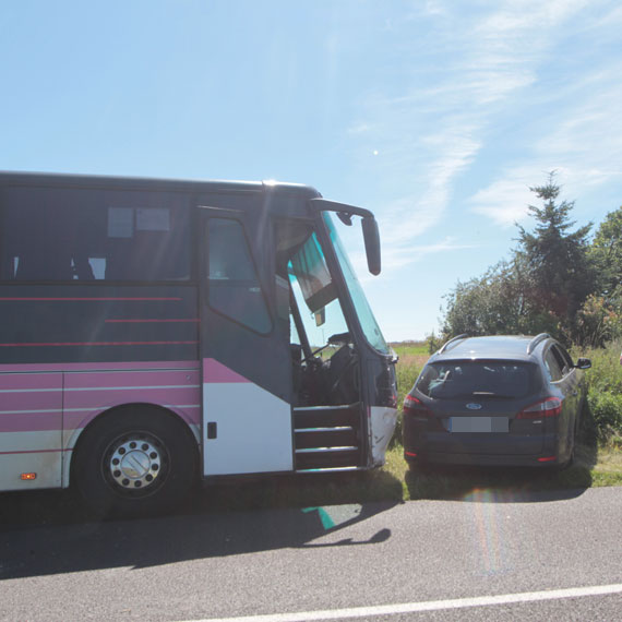 Wypadek autobusu wiozcego dzieci pod Dobropolem! O krok od tragedii!