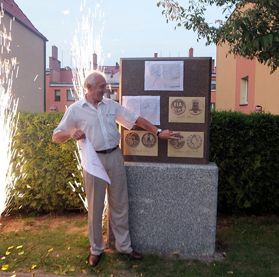 Młociarz Szymon Ziółkowski odsłonił setną replikę medalu w Alei Gwiazd Sportu w Dziwnowie