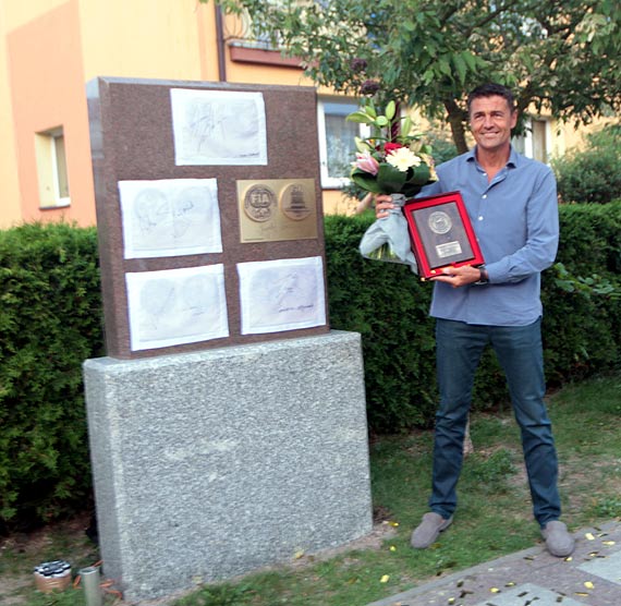 Młociarz Szymon Ziółkowski odsłonił setną replikę medalu w Alei Gwiazd Sportu w Dziwnowie