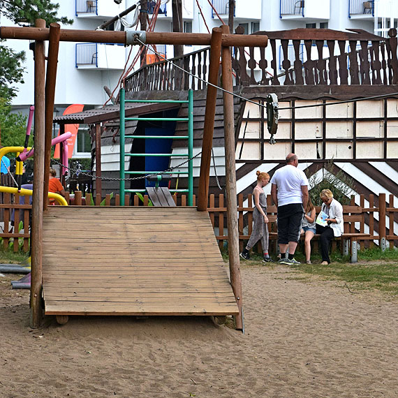 Sekretarz gminy Międzyzdroje o placu zabaw: Pękają sprężyny, bo razem z dziećmi w wagonikach siadają dorośli i się bujają
