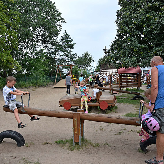 Sekretarz gminy Międzyzdroje o placu zabaw: Pękają sprężyny, bo razem z dziećmi w wagonikach siadają dorośli i się bujają