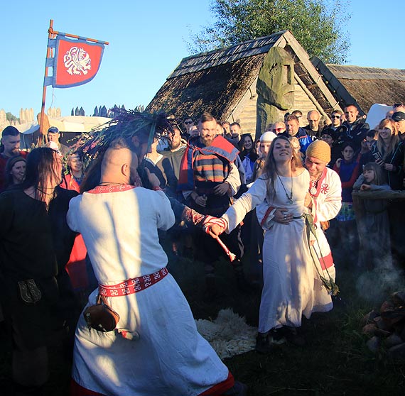 Wzięli pogański ślub na Festiwalu Wikingów! Zobacz film!