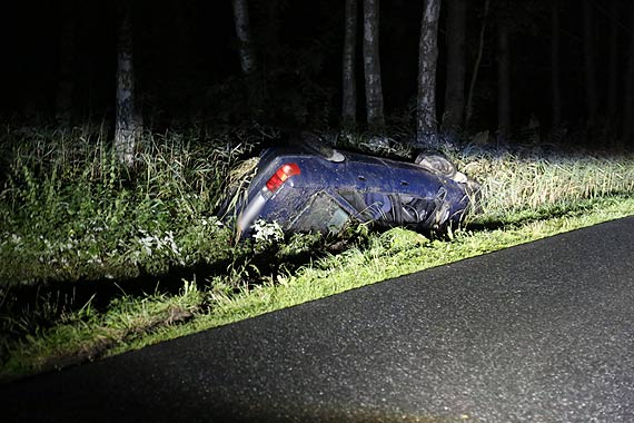 Auto w rowie straszy kierowców. Rano było dachowanie, samochód leży nadal. Może dojść do kolejnego wypadku