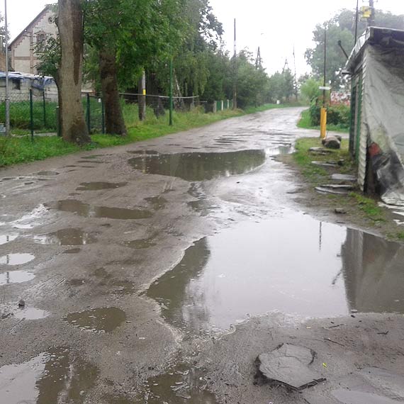 Droga w Łownie to prawdziwy koszmar kierowców. Stanął znak, dziury zostały