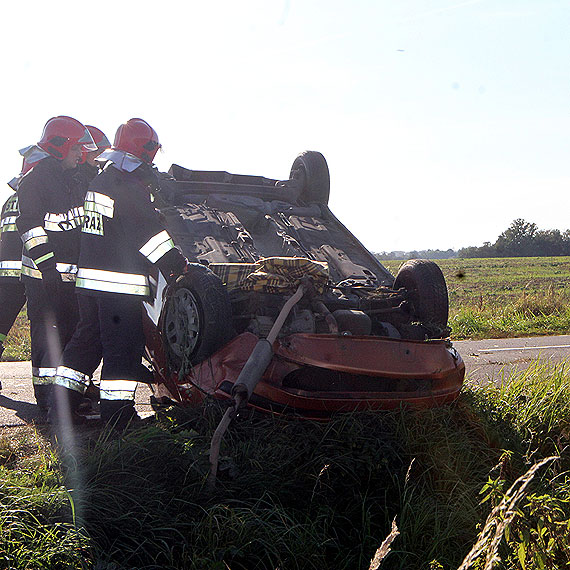 Dachowanie auta osobowego na sto szóstce bez ofiar w ludziach. Kierowca pod wpływem alkoholu