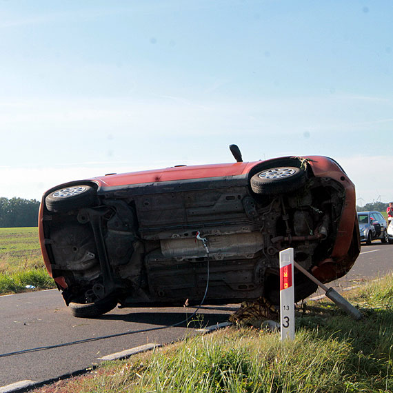 Dachowanie auta osobowego na sto szóstce bez ofiar w ludziach. Kierowca pod wpływem alkoholu