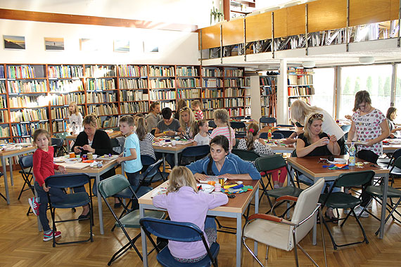 Rodzinne warsztaty plastyczne „Pami�tki z wakacji” w Bibliotece w Mi�dzyzdrojach