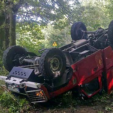 wierzno: Zderzyy si dwa samochody. Land rover dachowa