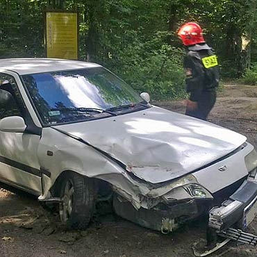 wierzno: Zderzyy si dwa samochody. Land rover dachowa