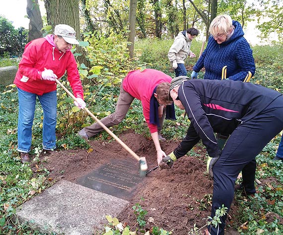 Prace porządkowe na cmentarzu w Grabowie