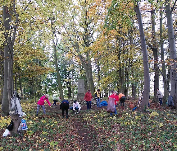 Prace porządkowe na cmentarzu w Grabowie