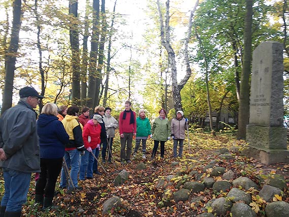 Prace porządkowe na cmentarzu w Grabowie