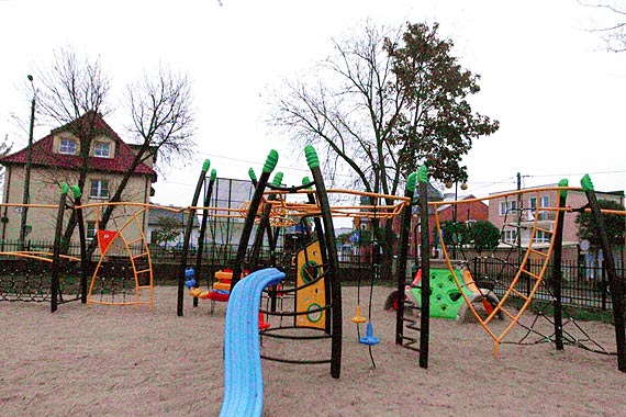Szkoła Podstawowa w Dziwnowie wzbogaciła się o nowy plac zabaw