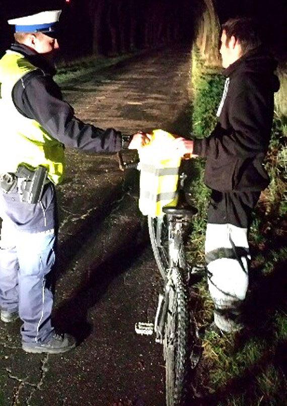 Bdz widoczny na drodze! No odblaski! Akcja kamieskiej policji