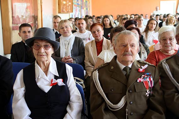 Uczniowie nauczyciele i zaproszeni gocie pospou piewali pieni patriotyczne