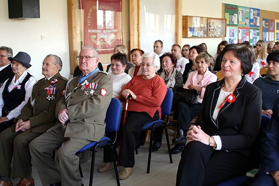 Uczniowie nauczyciele i zaproszeni gocie pospou piewali pieni patriotyczne