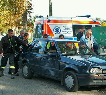 adzin: Motocykl zderzy si z samochodem